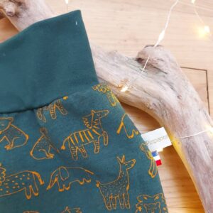 Zoom sur la ceinture du pantalon évolutif Pimpante Panoplie, tissu vert avec animaux du zoo.