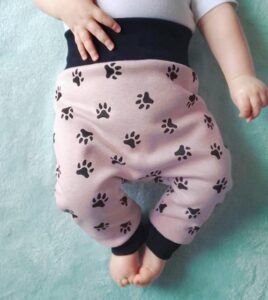 Pantalon évolutif rose à pattes d'animaux signé Pimpante Panoplie, compatible avec les couches lavables