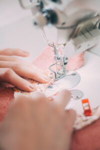 Fabrication artisanale de vêtements évolutifs bébé de couleur rose par Pimpante Panoplie