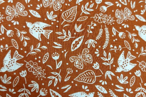 P39-coton-oiseaux-papillons-fond-camel