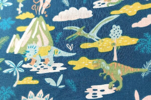 P48-coton-dinosaures-vert-rose-fond-bleu-canard