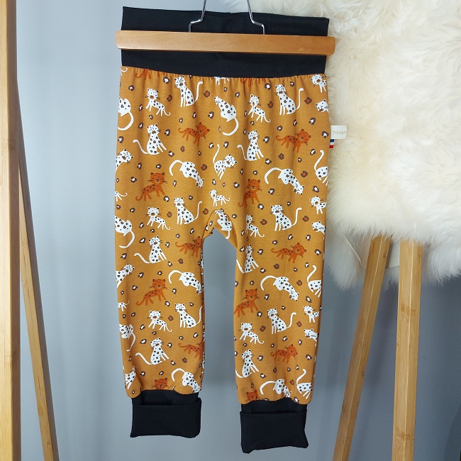 Pantalon-evolutif-felins-fond-camel